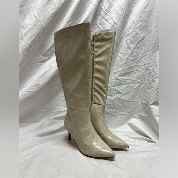 a new day Shoes - Off white tall boots